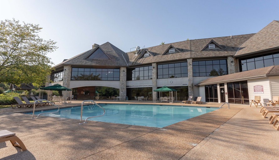 Sport & Beauty 5, Whispering Woods Lodge-sleeps 10 4 Bedroom Home by RedAwning, Stone