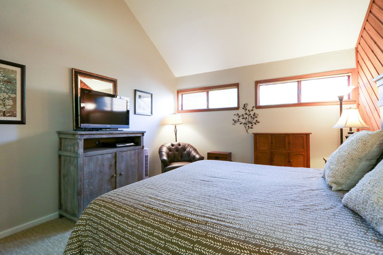 Room 3, Aspen Creek #306 1 Bedroom Condo by RedAwning, Mono