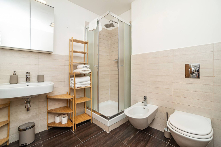 Bathroom 2, Lavish And Chic Duplex Apartment for Families and Couples, Praha 5