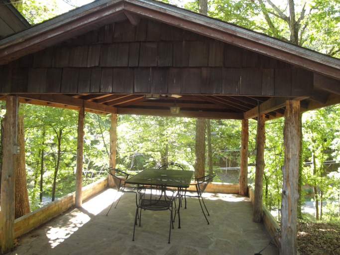 Property grounds 5, Mountain Harbor's four bedroom house by RedAwning, Montgomery