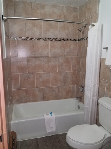 Bathroom 4, Red Carpet Inn Rochester, Olmsted