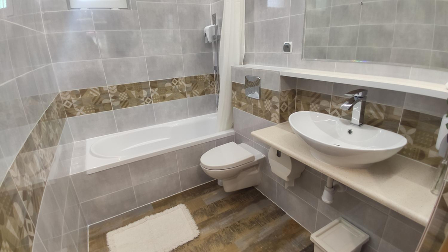 Bathroom 2, OW Sargus, Puck