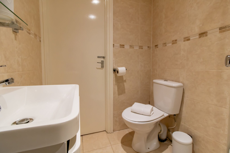 Bathroom 2, Stunning 1-bed Apartment in Gateshead, Gateshead