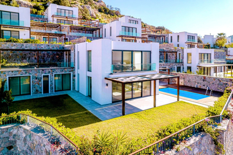Exterior & Views