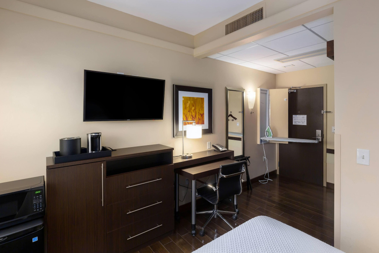Bedroom 2, AeroStay Hotel, Minnehaha