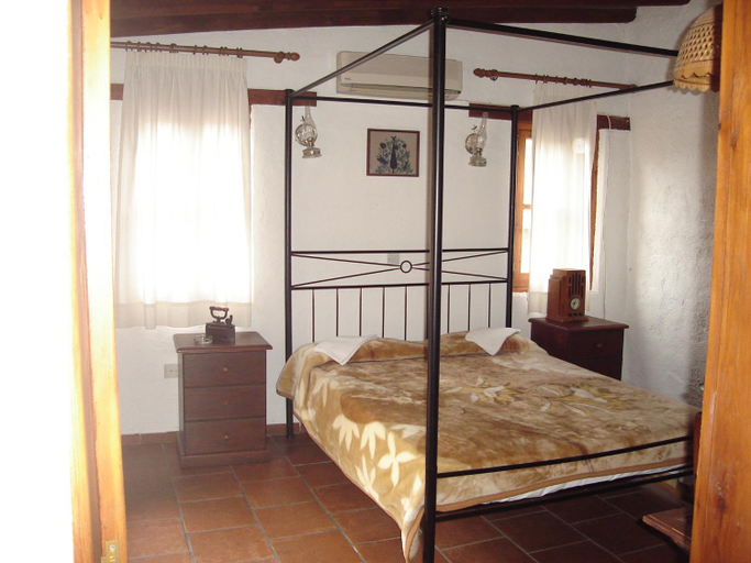 Others 5, Linos Inn