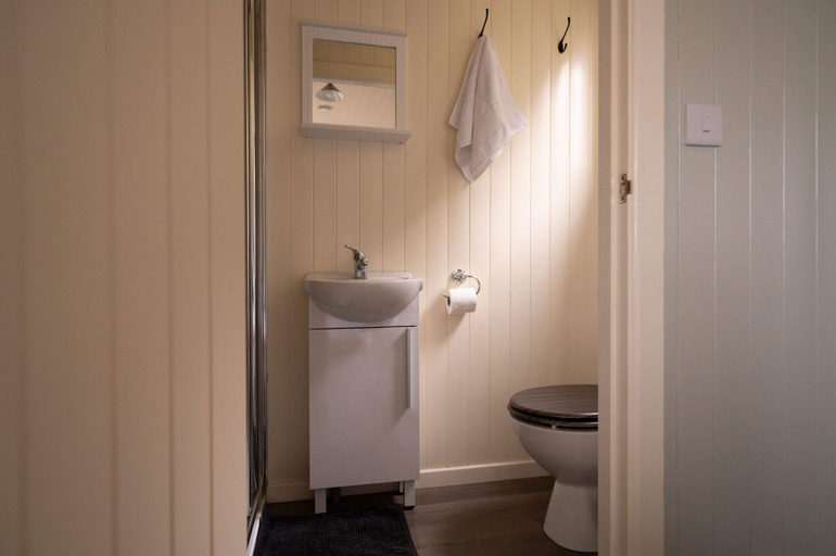 Bathroom, 1 Bed Shepherds Hut-sleeps 2-pets-parking-mtn View, Fermanagh and Omagh