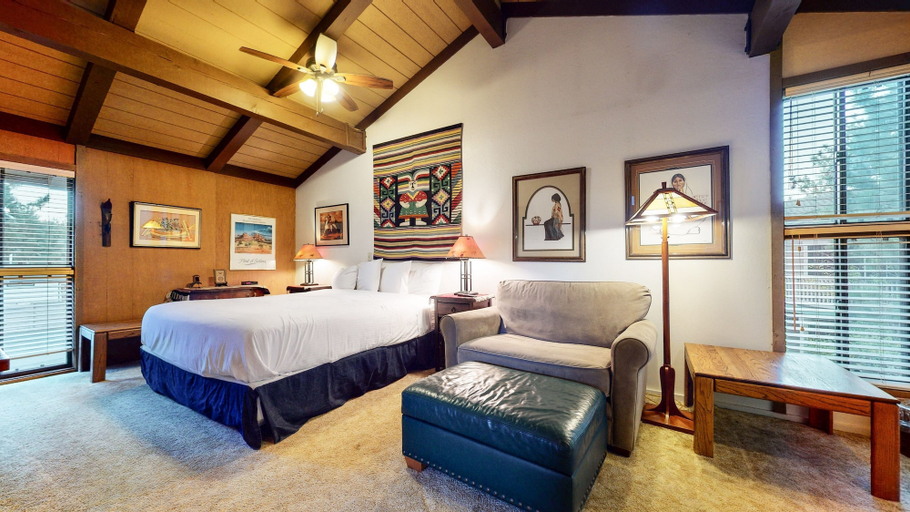 Room 5, Villa de los Pinos 16 Rustic, Pet-Friendly with Gorgeous Mountain Views by RedAwning, Mono