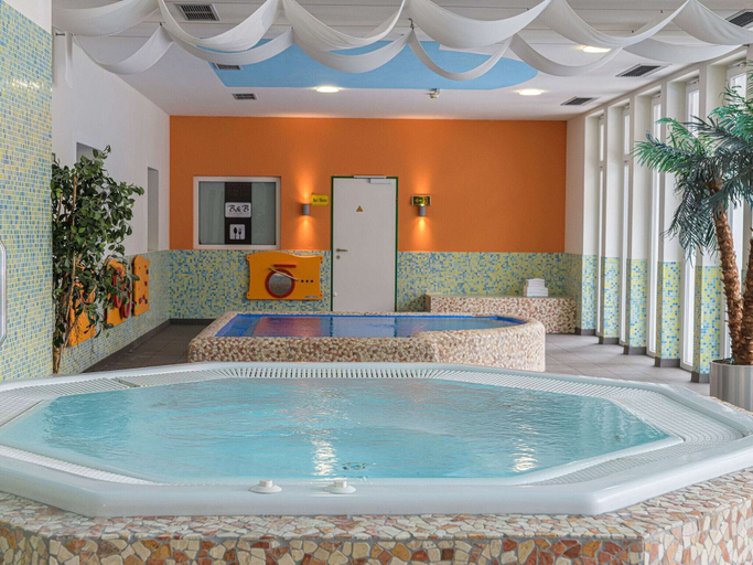Spa, Hilltop Apartment in Viehhofen With hot tub, Zell am See