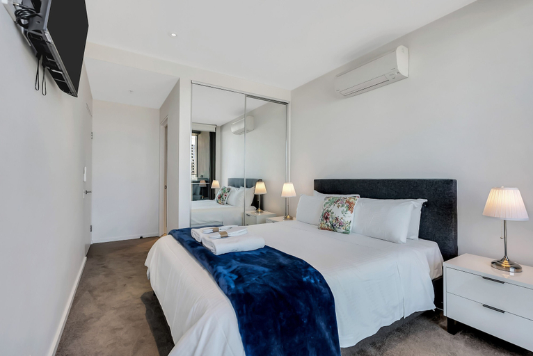 Bedroom 4, Melbourne Lifestyle Apartments - Best Views on Collins, Melbourne
