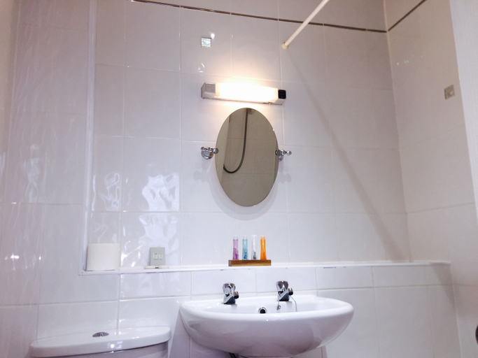 Bathroom 4, The Westlynne Hotel & Apartments, Manchester