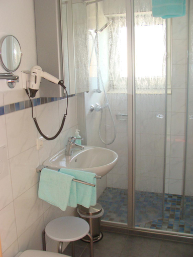 Bathroom 2, Drei Tannen, Regen