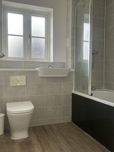 Bathroom, Immaculate 4-bed House in Horley, Surrey