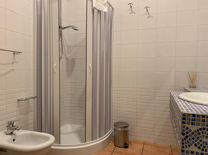 Bathroom 4, A Due Passi dal Ponte, Taranto
