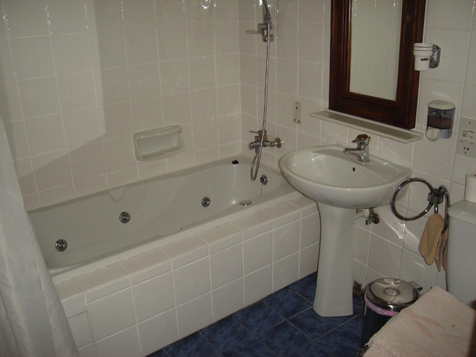 Bathroom 2, Linos Inn