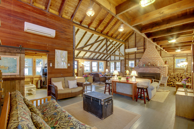 Food & Drinks 4, Rustic Lake House on Lake Champlain's Barney Point, Chittenden