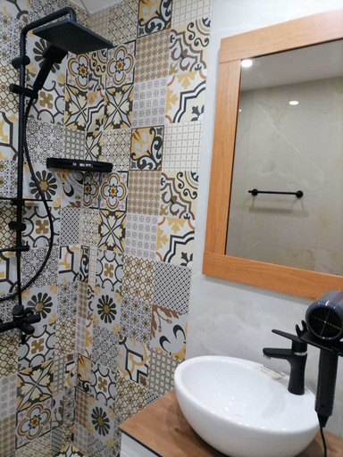 Bathroom 3, Stef & Stam, Vlorës