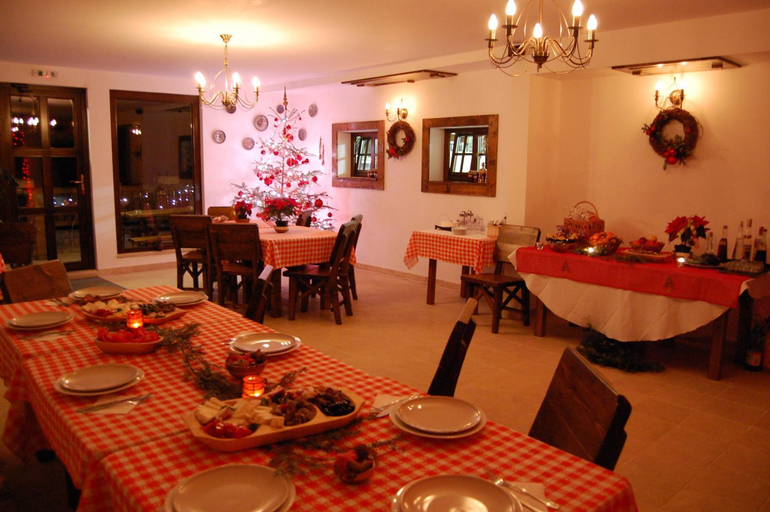 Food & Drinks 3, Cabana Motilor, Marisel