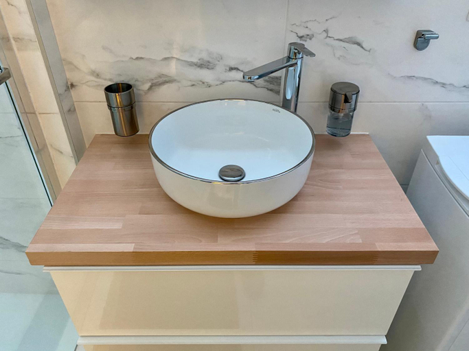 Shower 3, MRTN APARTMENTS Studio & Suites - Aix-les-Bains, hypercentre, Savoie