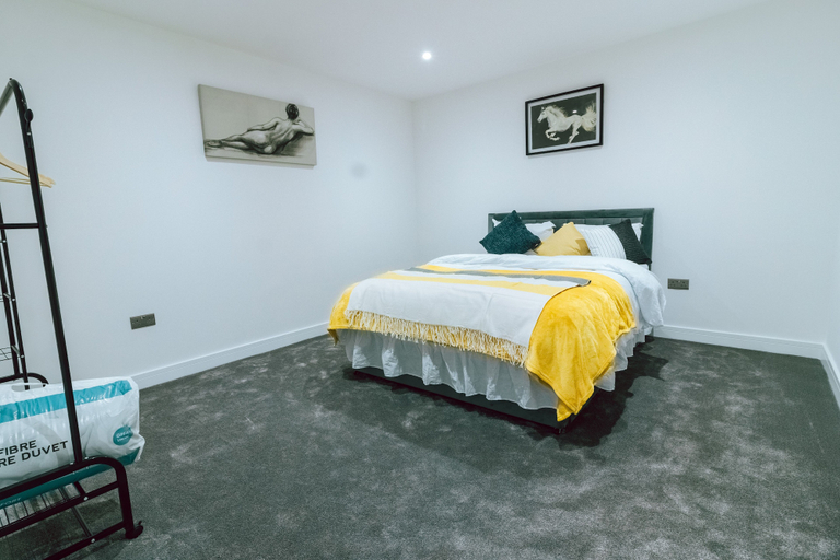 Bedroom 2, Stunning 1-bed Apartment in Purley, London