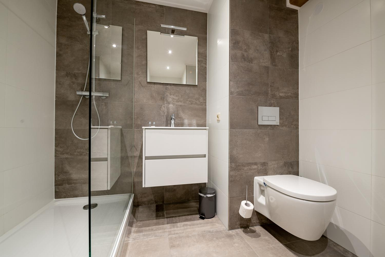 Bathroom 3, Hotel Almenum - het sfeervolle stadslogement -, Harlingen
