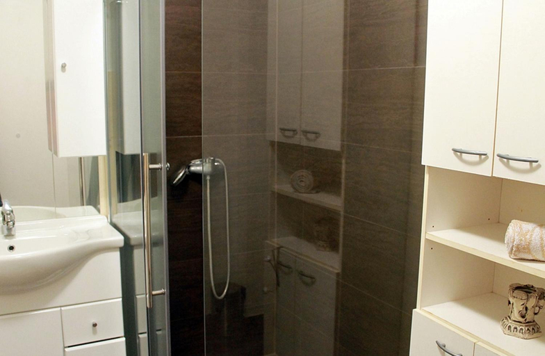 Shower 4, Apartments Radmila, Poreč