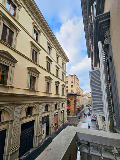 Balcony 3, Comfortable Apartment in the Historic Center for Groups, Florence