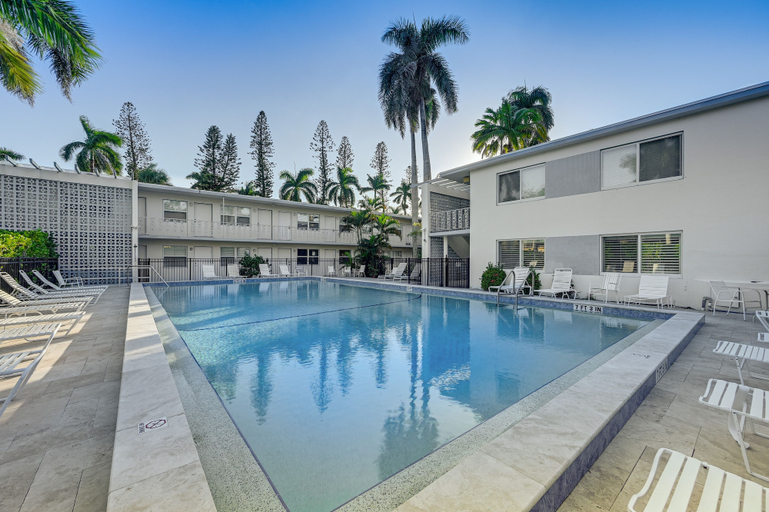 Sport & Beauty 3, Sleek Coastal Abode: 1 Block to Naples Beach!, Collier