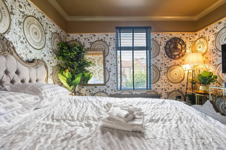 Bedroom 2, Luxury Versace Sleeps10, Hottub, Pool Table, Skytv, London