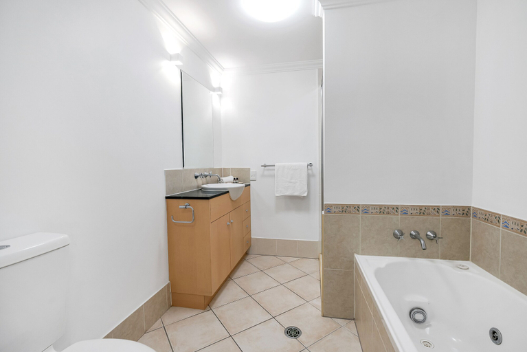 Bathroom 4, Spacious 3-beds w Direct Access to Pool, Cairns
