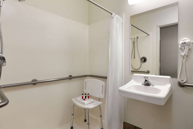Bathroom 4, Travelodge by Wyndham Hermiston, Umatilla