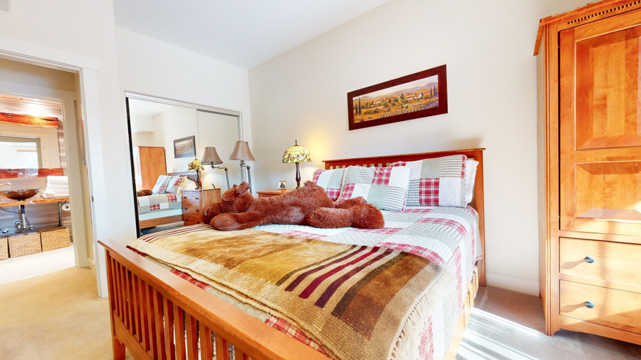 Room 3, Mammoth Gateway Village #6 3 Bedroom Condo by RedAwning, Mono