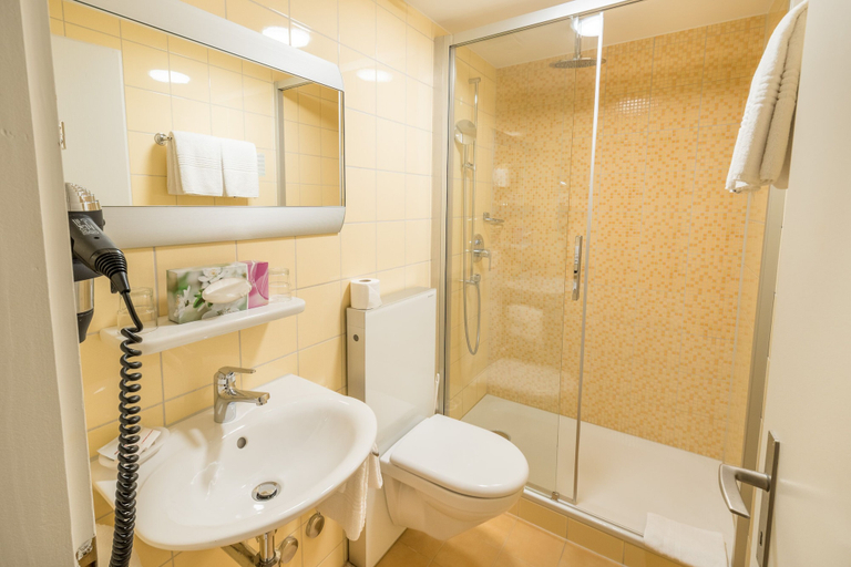 Bathroom 4, Hotel Berghof Amaranth, Interlaken