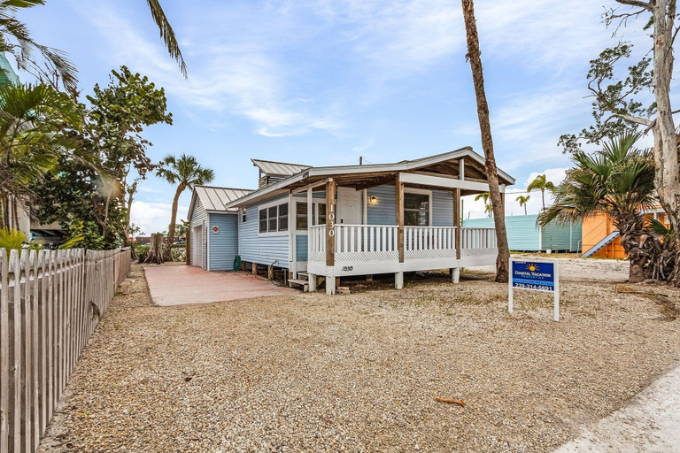 Exterior & Views, 1030 Second Street 1 Bedroom Home by RedAwning, Lee