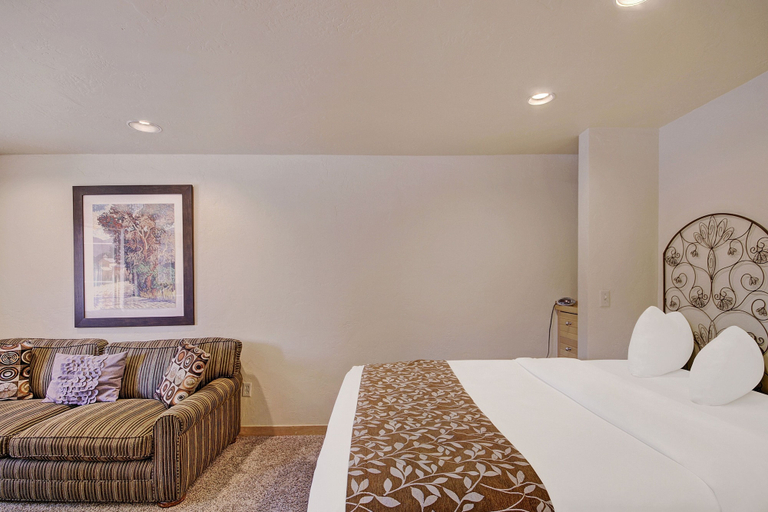 Room 5, Stay Slopeside At Peak 9, Cozy Studio Steps To Apres& Dining Studio Bedroom Condo by RedAwning, Summit