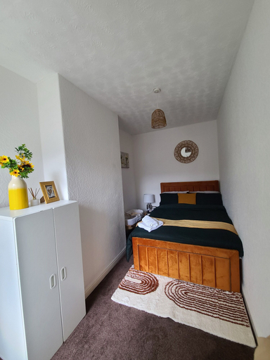 Room 5, 2 Bed House - Sleeps 5 - Pets - Parking - Wifi, Manchester