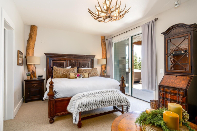 Room 4, Saddle Ridge V2 3 Bedroom Condo by Moonlight Basin Lodging, Madison
