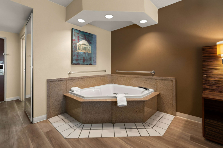 Bathroom 4, Ramada by Wyndham Harrisburg/Hershey Area, Dauphin