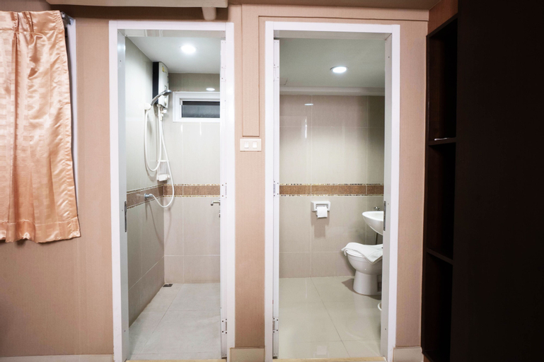 Bathroom 13