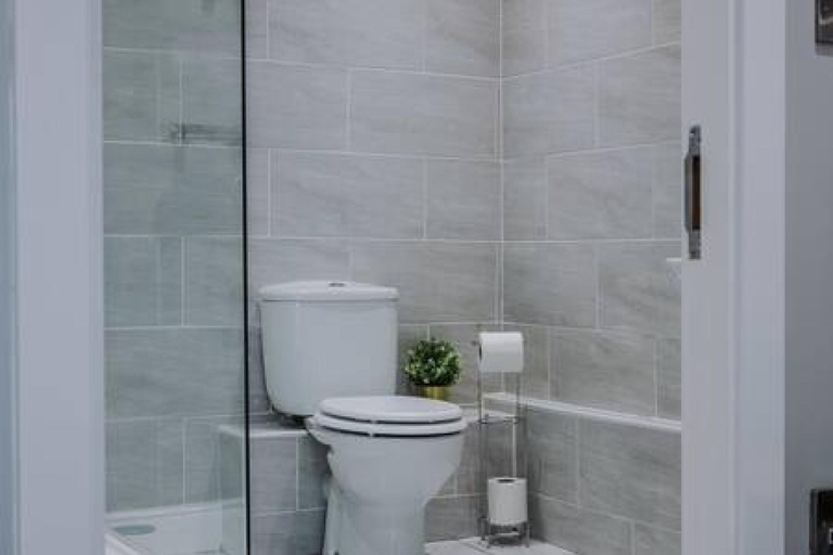 Bathroom 4, Host Stay Henry Street Chambers, Sefton