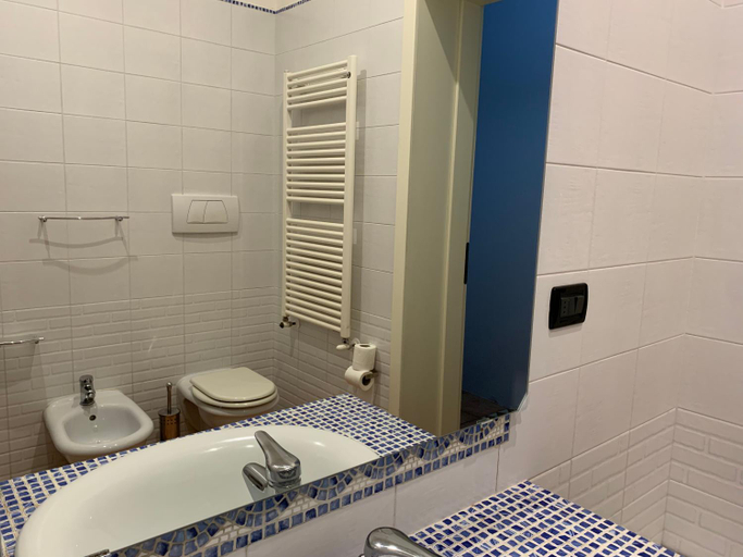 Bathroom 3, A Due Passi dal Ponte, Taranto