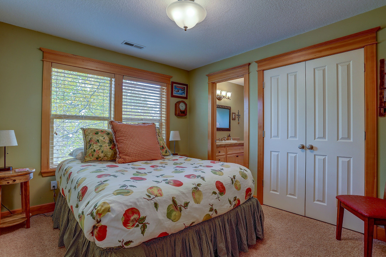 Room 3, Wanderlust Elegant Townhome by RedAwning, Hood River
