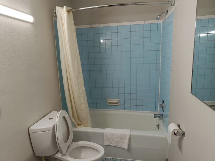 Bathroom 4, Boston Inn, Carroll