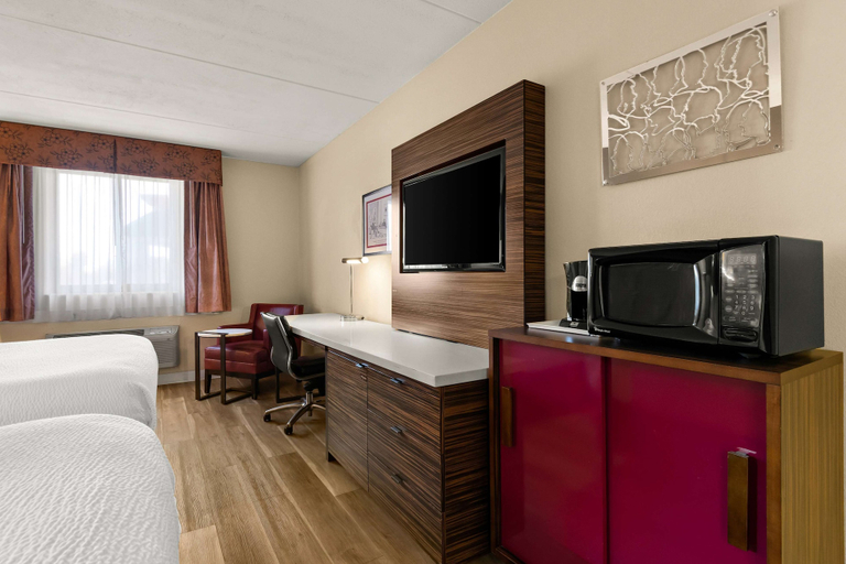 Bedroom 3, Ramada by Wyndham Harrisburg/Hershey Area, Dauphin