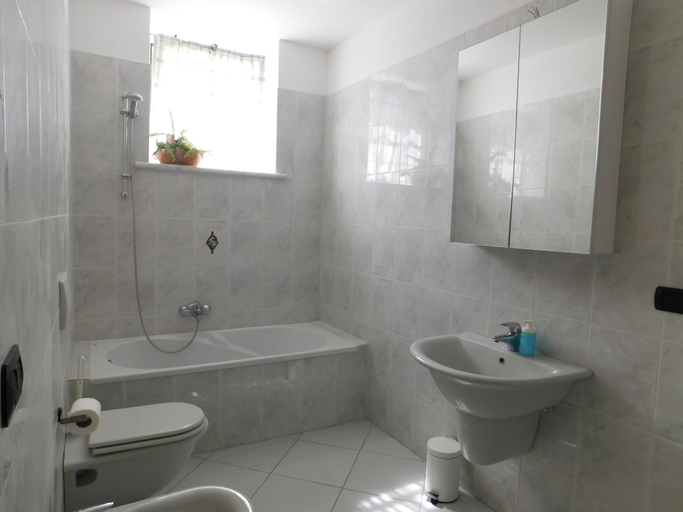 Bathroom, Fratelli Asquasciati 49 Apartment, Imperia