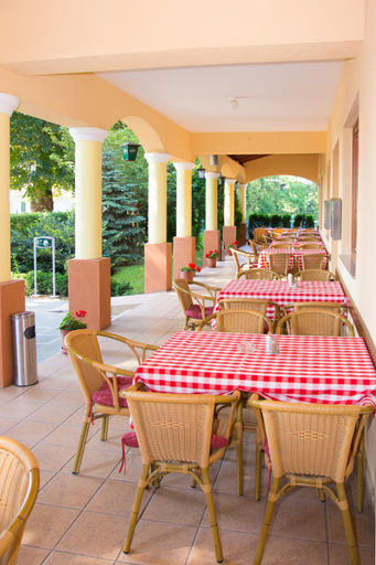 Food & Drinks 4, Denis Panzio es Etterem, Lenti