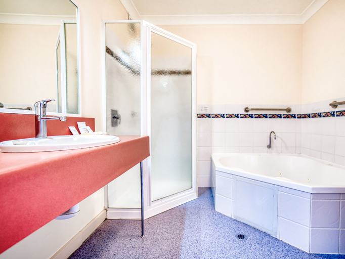 Bathroom 5, Panorama Hotel St Helens, Break O'Day