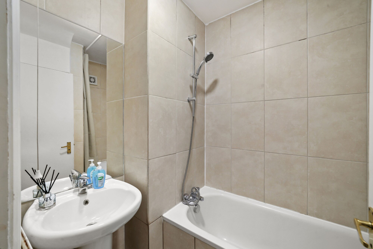 Bathroom, Stylish Central 2-bed Apartment With Pvt Garden, London