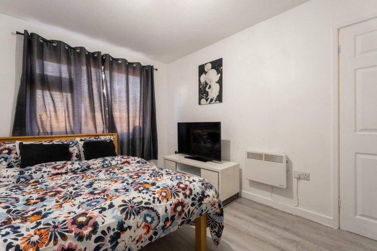 Bedroom 2, Stylish 2 Bedroom Apartment in Birmingham, Birmingham