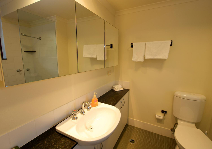 Bathroom 2, Byron Links Apartments, Byron